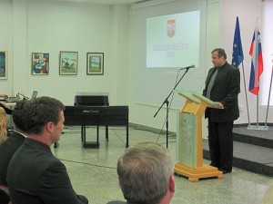 za govornicom